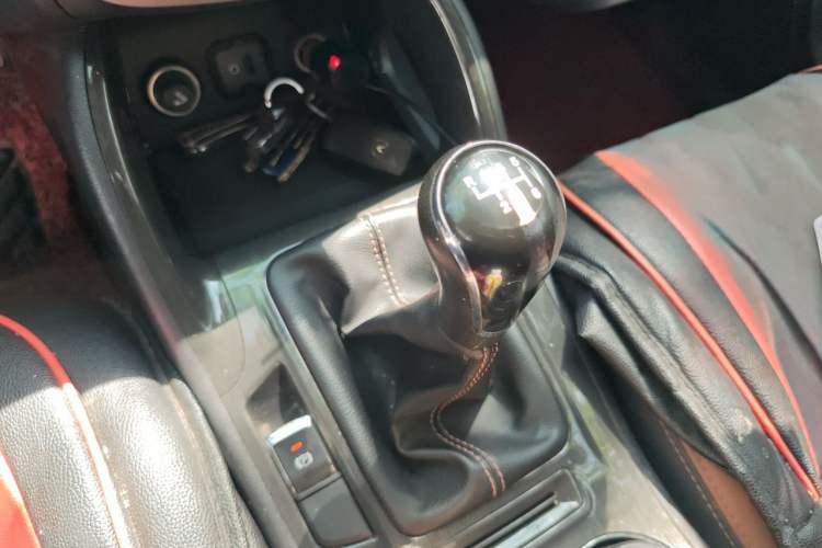 Used CHANGAN CS75 2017 Shangkui Edition 1.5T Manual Fengxiang Model Gear Lever