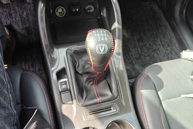 Used CHANGAN CS75 2017 Shangku Edition 1.5T Manual ZhiXiang Model Gear Lever
