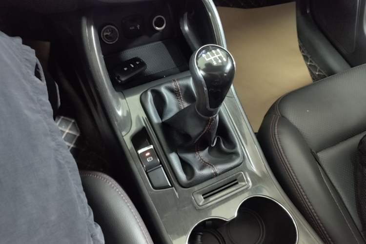 Used CHANGAN CS75 2017 Shangkui Edition 1.5T Manual Fengxiang Model Gear Lever