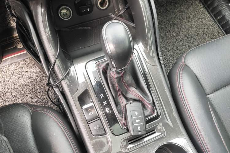 Used CHANGAN CS75 2017 Shangkui Edition 1.5T Automatic Fengxiang Model Gear Lever