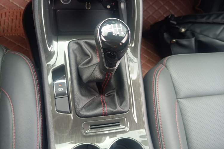 Used CHANGAN CS75 2017 Shangkui Edition 1.5T Manual Fengxiang Model Gear Lever
