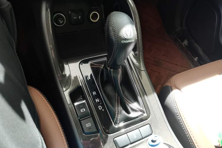 Used CHANGAN CS75 2017 Shangkui Edition 1.8T Automatic All-Wheel-Drive Elite Model Gear Lever