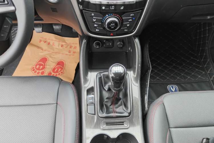 Used CHANGAN CS75 2017 Shangku Edition 1.5T Manual ZhiXiang Model Gear Lever