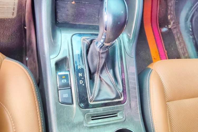 Used CHANGAN CS75 2017 Shangkui Edition 1.5T Automatic Fengxiang Model Gear Lever