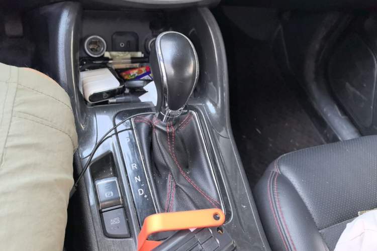 Used CHANGAN CS75 2017 Shangkui Edition 1.5T Automatic Fengxiang Model Gear Lever