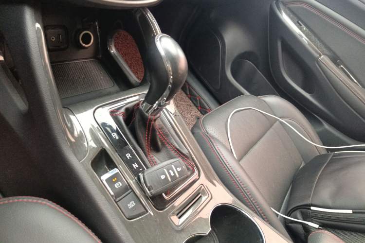 Used CHANGAN CS75 2017 Shangkui Edition 1.5T Automatic Fengxiang Model Gear Lever