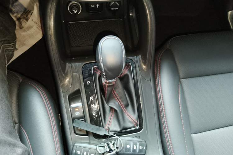 Used CHANGAN CS75 2017 Shangkui Edition 1.5T Automatic Fengxiang Model Gear Lever