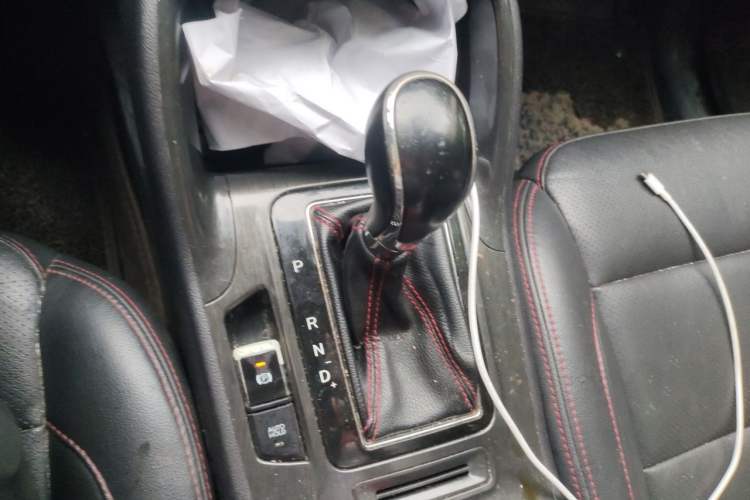 Used CHANGAN CS75 2017 Shangkui Edition 1.5T Automatic Fengxiang Model Gear Lever