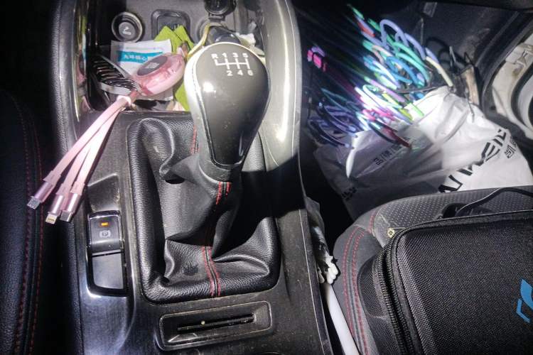 Used CHANGAN CS75 2017 Shangku Edition 1.5T Manual ZhiXiang Model Gear Lever