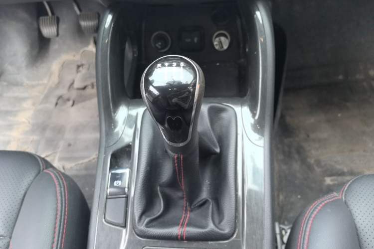Used CHANGAN CS75 2017 Shangku Edition 1.5T Manual ZhiXiang Model Gear Lever