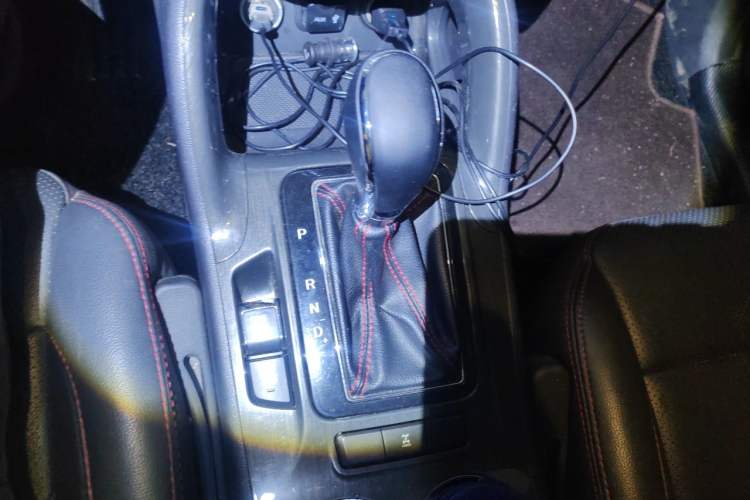 Used CHANGAN CS75 2017 Shangkui Edition 1.8T Automatic All-Wheel-Drive Luxury Model Gear Lever