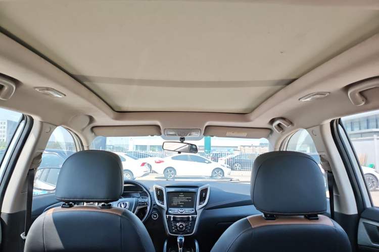 Used CHANGAN CS75 2017 Shangkui Edition 1.5T Automatic Fengxiang Model Headliner