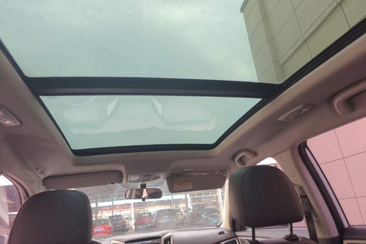 Used CHANGAN CS75 2017 Shangkui Edition 1.5T Automatic Fengxiang Model Headliner