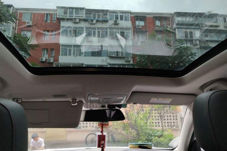Used CHANGAN CS75 2017 Shangkui Edition 1.5T Automatic Fengxiang Model Headliner