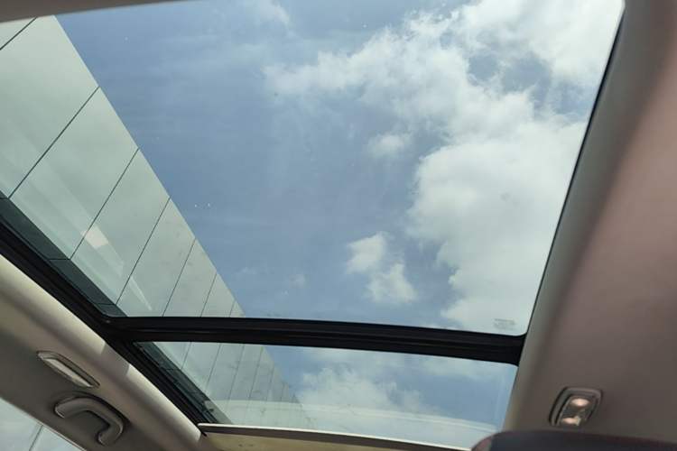 Used CHANGAN CS75 2017 Shangkui Edition 1.5T Automatic Fengxiang Model Headliner