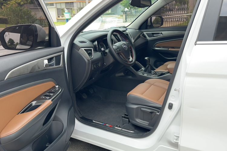 Used CHANGAN CS75 2017 Shangkui Edition 1.5T Manual Fengxiang Model Interior 2