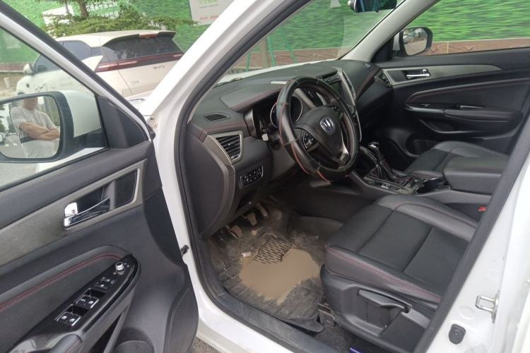 Used CHANGAN CS75 2017 Shangkui Edition 1.5T Manual Fengxiang Model Interior 3