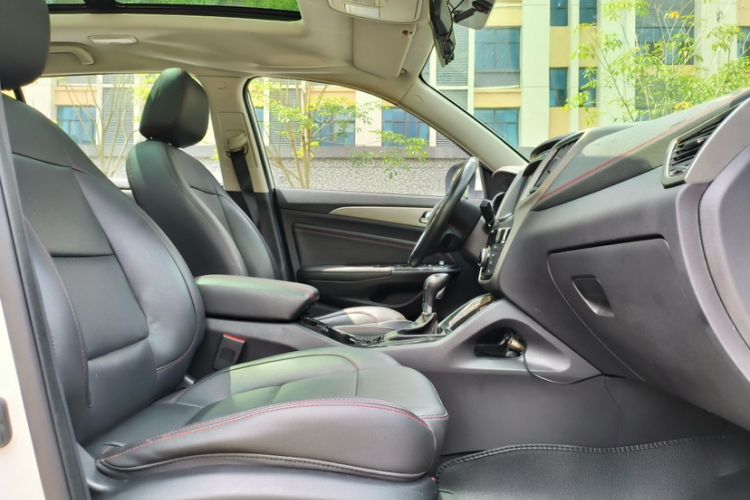 Used CHANGAN CS75 2017 Shangkui Edition 1.5T Automatic Fengxiang Model Interior 4