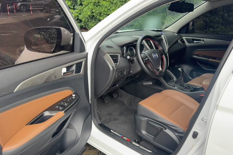 Used CHANGAN CS75 2017 Shangkui Edition 1.5T Manual Fengxiang Model Interior 4