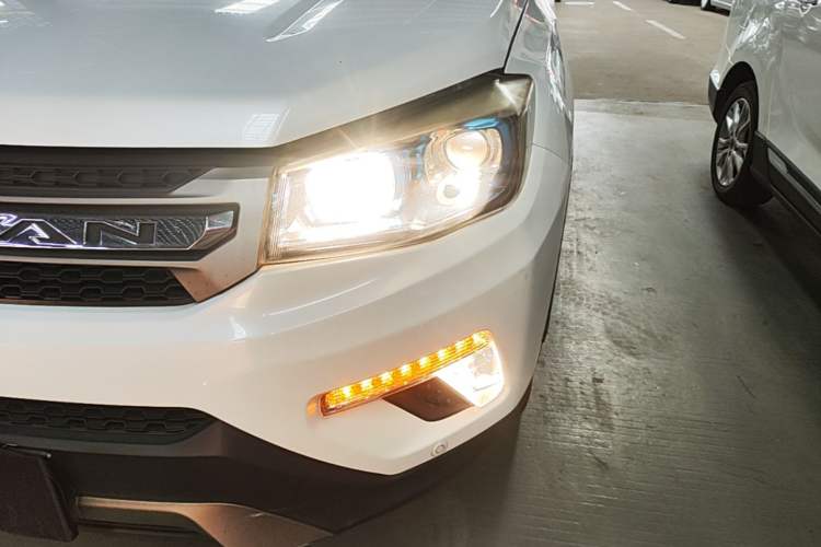 Used CHANGAN CS75 2017 Shangkui Edition 1.8T Automatic All-Wheel-Drive Elite Model Left Front Headlight