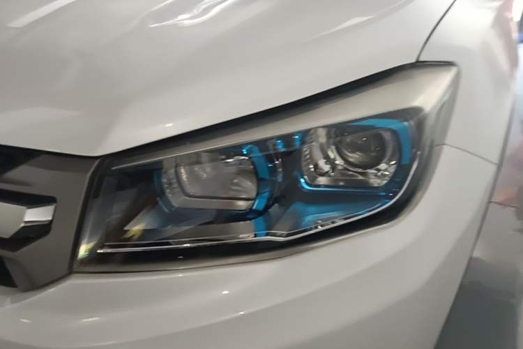 Used CHANGAN CS75 2017 Shangkui Edition 1.5T Automatic Fengxiang Model Left Front Headlight