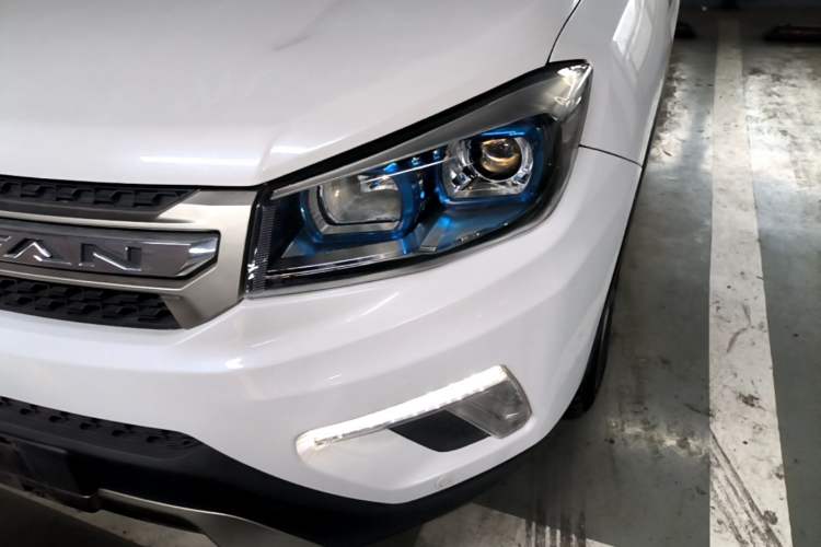 Used CHANGAN CS75 2017 Shangkui Edition 1.8T Automatic All-Wheel-Drive Luxury Model Left Front Headlight