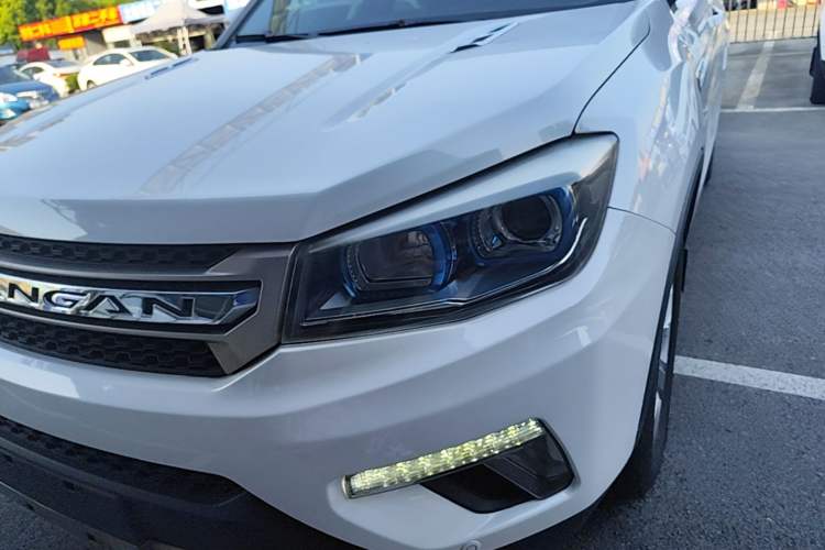Used CHANGAN CS75 2017 Shangkui Edition 1.5T Manual Fengxiang Model Left Front Headlight