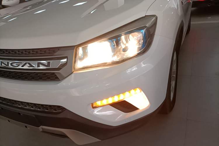 Used CHANGAN CS75 2017 Shangkui Edition 1.8T Automatic All-Wheel-Drive Elite Model Left Front Headlight