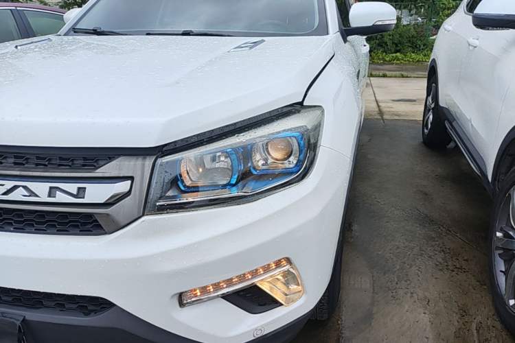 Used CHANGAN CS75 2017 Shangkui Edition 1.5T Automatic Fengxiang Model Left Front Headlight