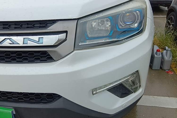 Used CHANGAN CS75 2017 Shangkui Edition 1.5T Automatic Fengxiang Model Left Front Headlight