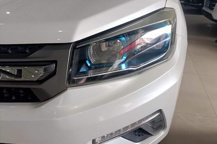 Used CHANGAN CS75 2017 Shangkui Edition 1.5T Automatic Fengxiang Model Left Front Headlight