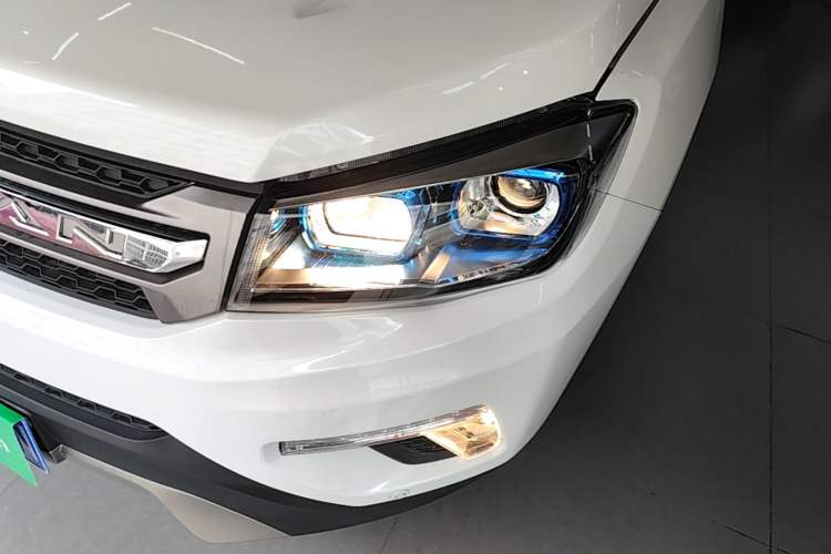 Used CHANGAN CS75 2017 Shangkui Edition 1.5T Automatic Fengxiang Model Left Front Headlight