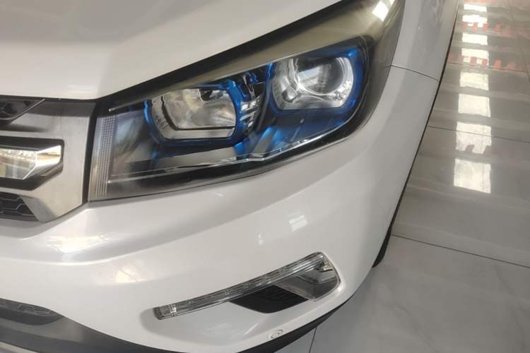 Used CHANGAN CS75 2017 Shangkui Edition 1.5T Automatic Fengxiang Model Left Front Headlight