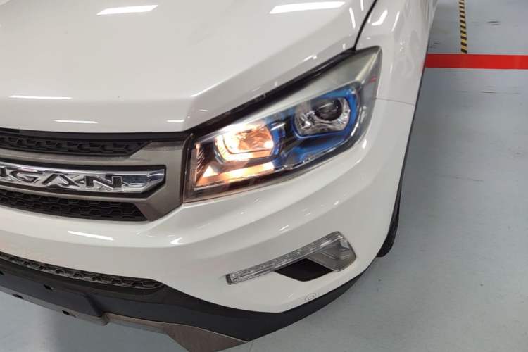 Used CHANGAN CS75 2017 Shangkui Edition 1.5T Automatic Fengxiang Model Left Front Headlight