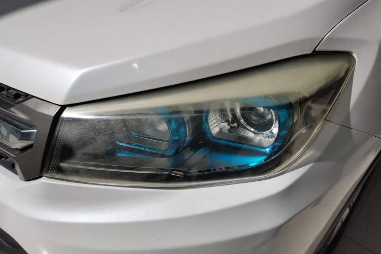 Used CHANGAN CS75 2017 Shangkui Edition 1.8T Automatic All-Wheel-Drive Elite Model Left Front Headlight