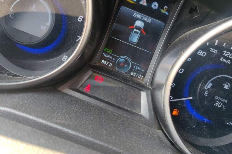Used CHANGAN CS75 2017 Shangku Edition 1.5T Manual ZhiXiang Model Odometer Close Up