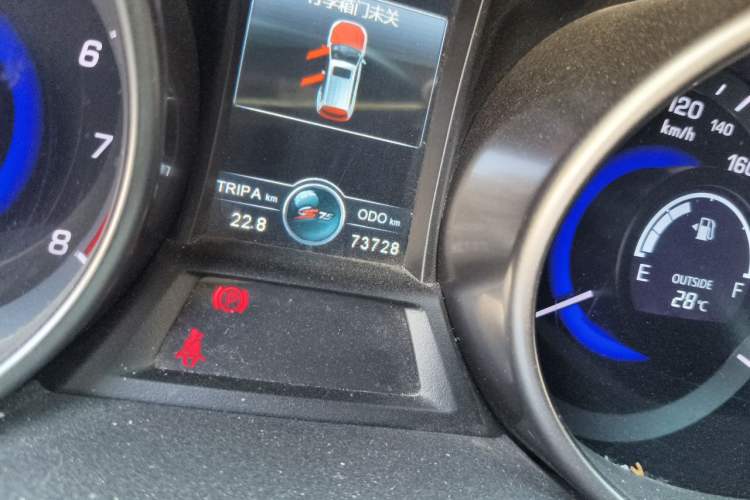 Used CHANGAN CS75 2017 Shangku Edition 1.5T Manual ZhiXiang Model Odometer Close Up