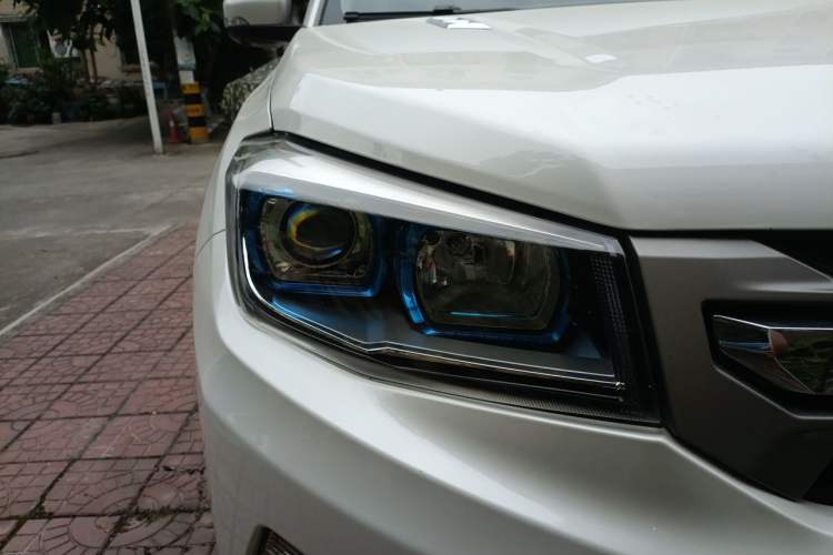 Used CHANGAN CS75 2017 Shangkui Edition 1.5T Automatic Fengxiang Model Right Front Headlight