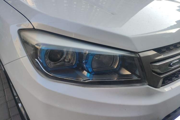 Used CHANGAN CS75 2017 Shangkui Edition 1.5T Automatic Fengyue Model Right Front Headlight