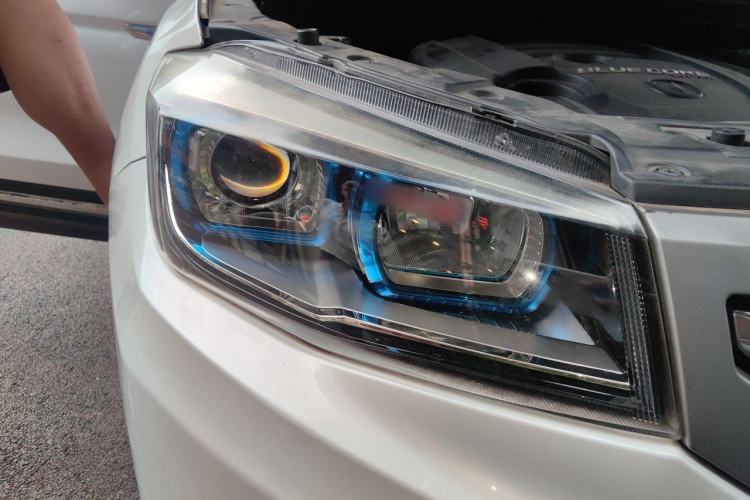 Used CHANGAN CS75 2017 Shangku Edition 1.5T Manual ZhiXiang Model Right Front Headlight