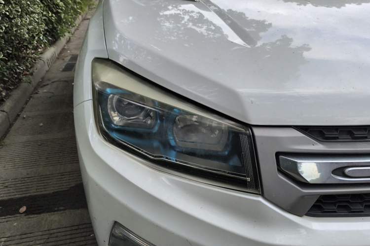Used CHANGAN CS75 2017 Shangku Edition 1.5T Manual ZhiXiang Model Right Front Headlight