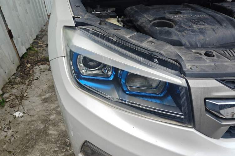 Used CHANGAN CS75 2017 Shangkui Edition 1.5T Automatic Fengxiang Model Right Front Headlight