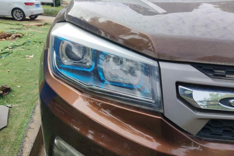 Used CHANGAN CS75 2017 Shangku Edition 1.5T Manual ZhiXiang Model Right Front Headlight