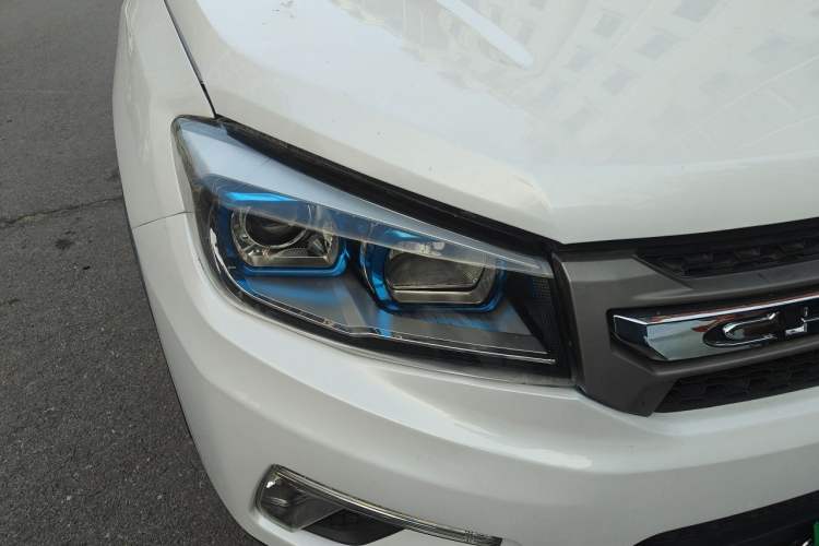 Used CHANGAN CS75 2017 Shangku Edition 1.5T Manual ZhiXiang Model Right Front Headlight