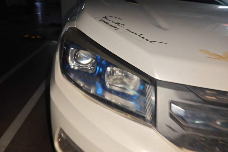 Used CHANGAN CS75 2017 Shangkui Edition 1.5T Manual Fengxiang Model Right Front Headlight