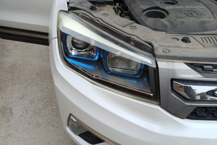 Used CHANGAN CS75 2017 Shangkui Edition 1.5T Automatic Fengxiang Model Right Front Headlight