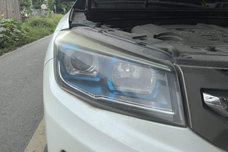 Used CHANGAN CS75 2017 Shangkui Edition 1.5T Manual Fengxiang Model Right Front Headlight
