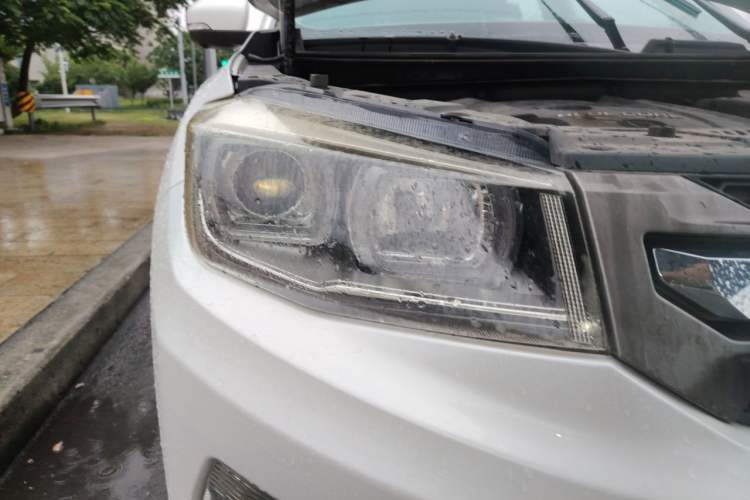 Used CHANGAN CS75 2017 Shangkui Edition 1.5T Manual Luxury Model Right Front Headlight