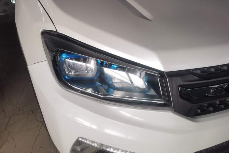 Used CHANGAN CS75 2017 Shangkui Edition 1.8T Automatic All-Wheel-Drive Elite Model Right Front Headlight