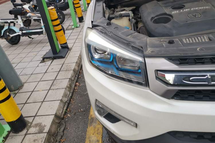 Used CHANGAN CS75 2017 Shangku Edition 1.5T Manual ZhiXiang Model Right Front Headlight